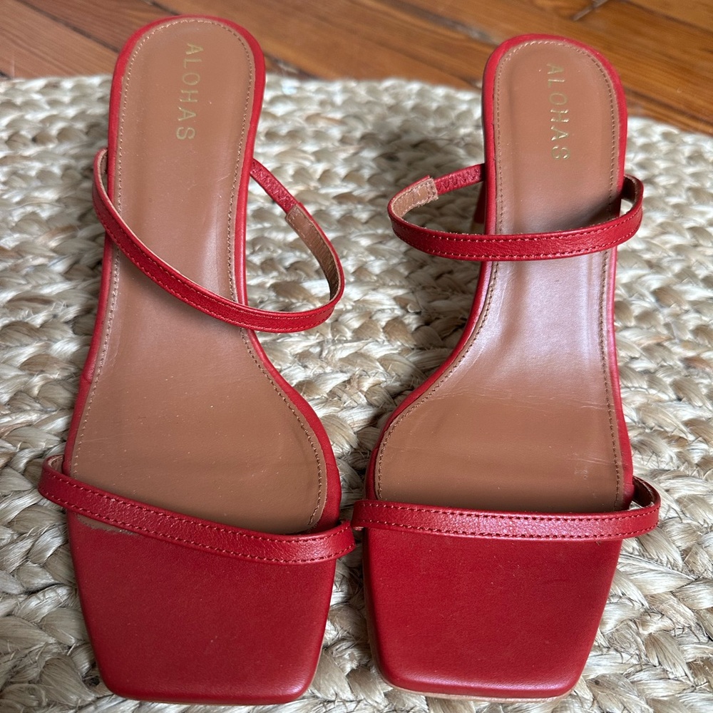 LIKE NEW ALOHAS Red Strappy Heels